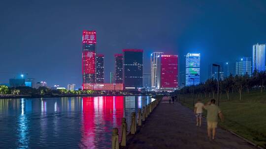 夏季夜晚义乌江边大量市民休闲观光延时摄影