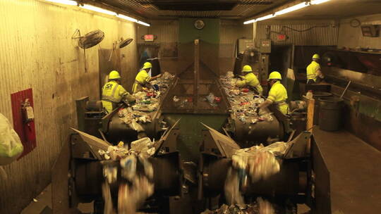 工人们在回收中心分拣塑料瓶