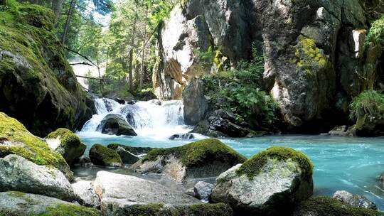 4K - 美丽的森林瀑布流水、溪水、水流视频素材模板下载