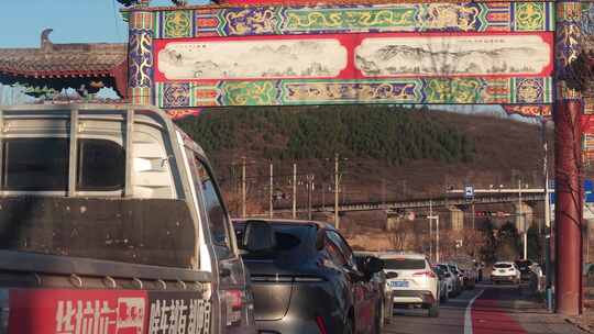 中式牌坊下的道路车流景象
