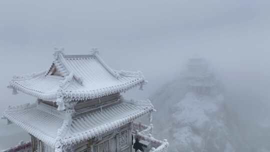 洛阳老君山金顶建筑屋檐雪后冰冻