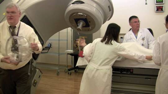 一名脑癌患者接受立体定向放射
