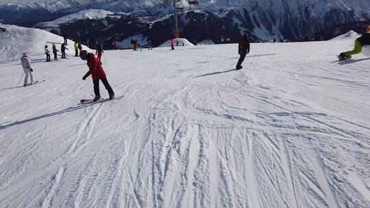 实拍人们在滑雪场地滑雪
