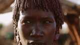 女人，粘土辫子，传统服装，非洲高清在线视频素材下载