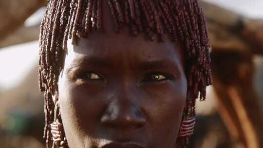 女人，粘土辫子，传统服装，非洲