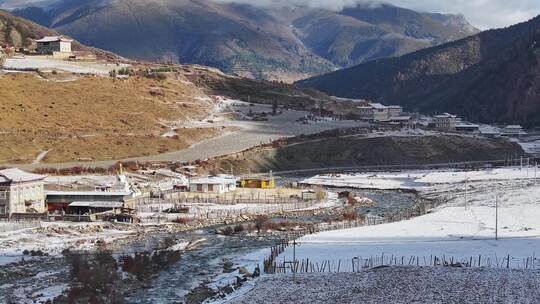 川西航拍雪后的上城子村雪景田园风光