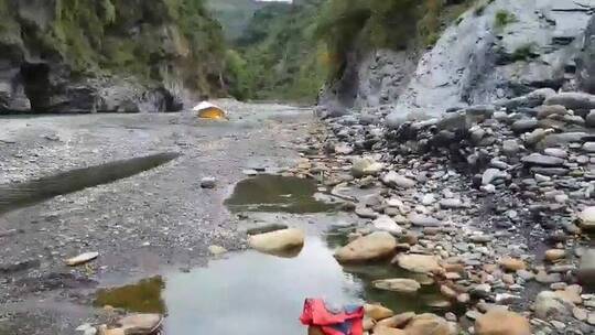 山间流动的岩石河