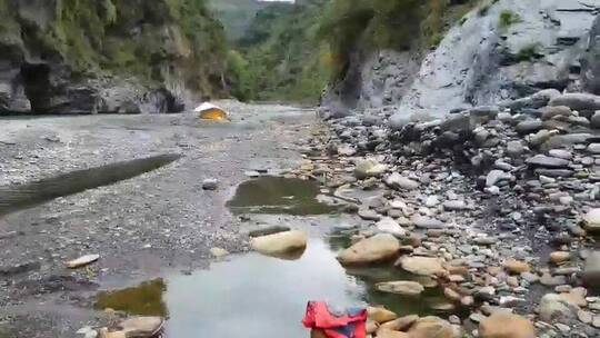 山间流动的岩石河视频素材模板下载