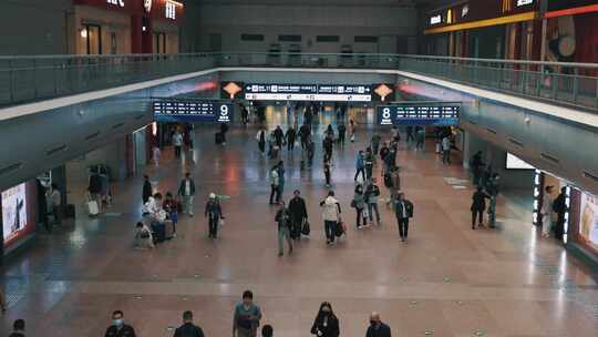 北京西站火车站进站的乘客视频素材模板下载
