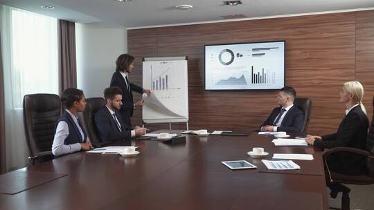 商人在商务国际会议上发言视频素材模板下载