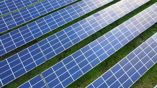 无人机飞过太阳能农场，可再生能源来自太阳