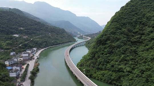 航拍水上最美公路湖北新山