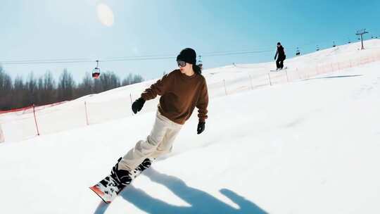女子户外滑雪场滑雪场景