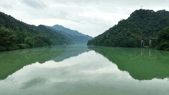 山水风光和湖面的倒影