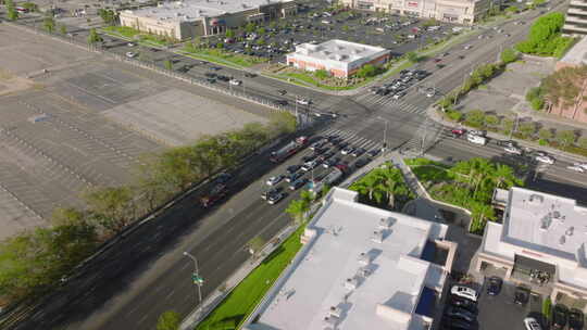 洛杉矶消防车在十字路口空中高速行驶，警报