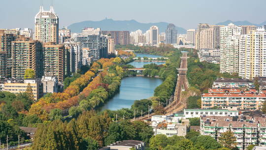 杭州秋天大运河流淌过城市与铁路同框