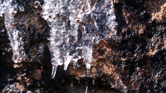 岩石上的冰融化滴水