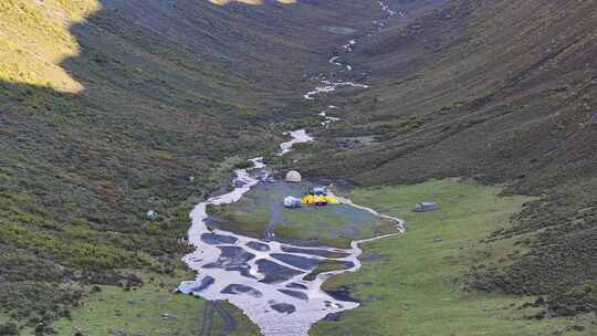 航拍攀登横断山脉乌库楚雪山的登山者大本营