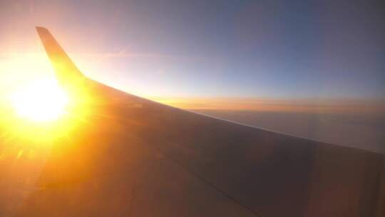 高空飞机机翼太阳日出