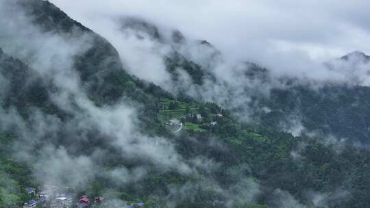 航拍雨后山村云雾 4k 超清素材