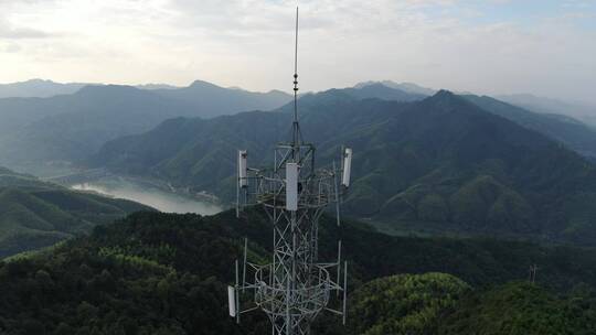 航拍大山5G信号塔