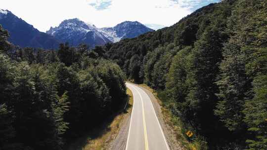 航拍山林间的道路