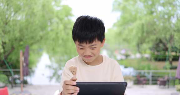 小孩使用平板电脑快乐娱乐玩游戏慢镜头
