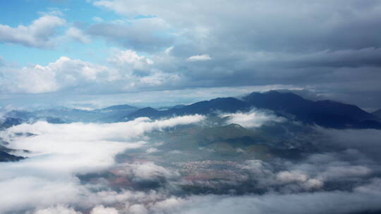云雾缭绕的山川大地