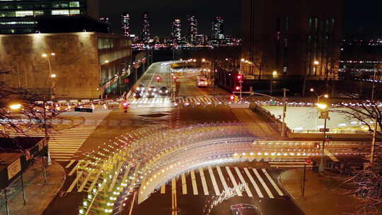 纽约市十字路口的夜间交通视频素材模板下载