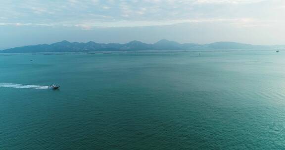 航拍深圳港附近海面一艘快艇飞速驶过