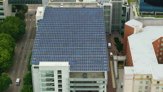 太阳能发电技术融入城市基础设施光伏板安装视频素材模板下载