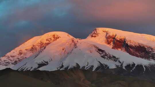 航拍帕米尔高原慕士塔格峰雪山日照金山风光