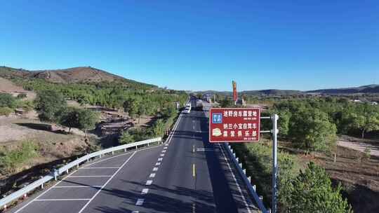 森林公路  航拍开车 航拍 山林驾驶汽车 4k