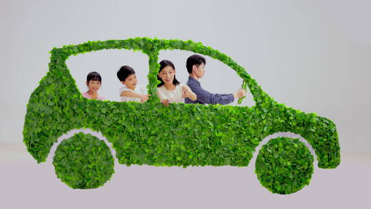 欢乐的一家人驾驶绿色环保汽车出行视频素材模板下载