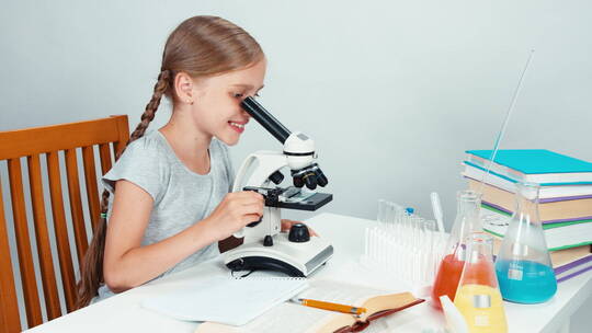 使用显微镜的女孩
