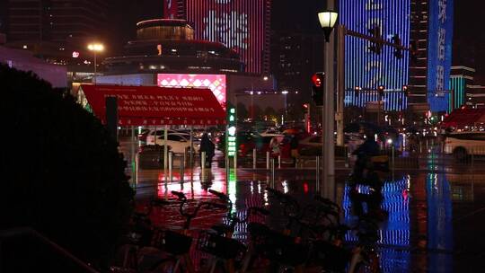 雨天的城市夜晚