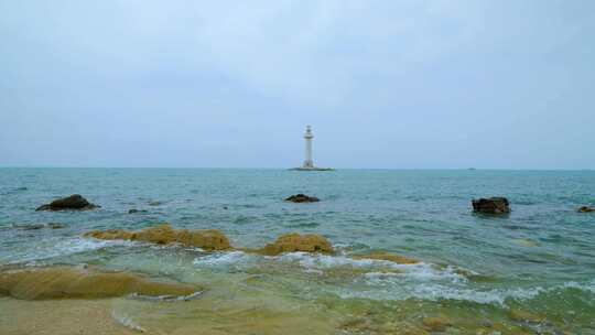 海南三亚大小洞天景区海滩海边巨石灯塔