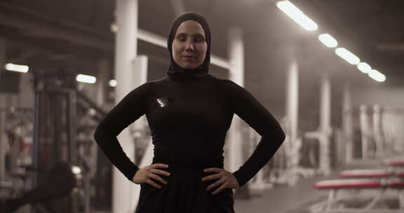 健身房里骄傲的穆斯林女运动员
