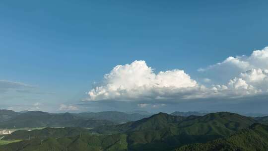 森林航拍山峰云朵山脉原始森林蓝天白云风景