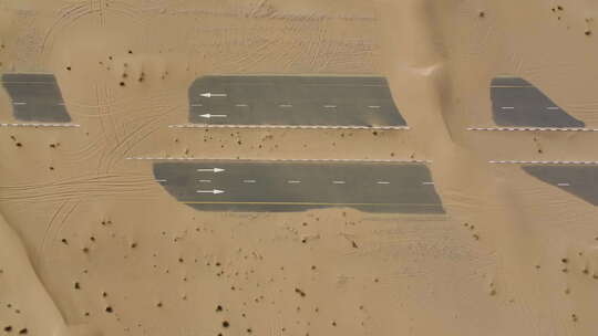 沙漠中的道路被沙子覆盖