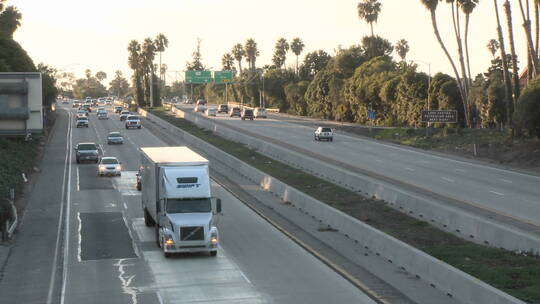 延时拍摄高速公路上行驶的车辆视频素材模板下载