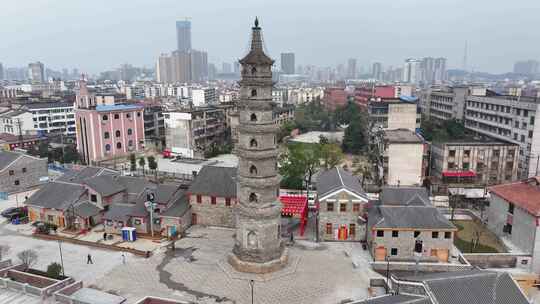 城市中古老石塔及周边建筑鸟瞰全景