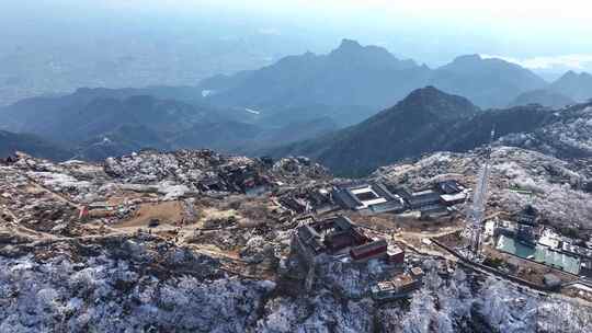 泰山之巅，春日雾凇