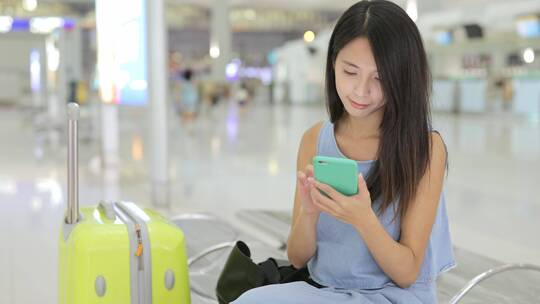 女子在香港机场玩手机