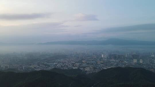 航拍清晨迷雾中的城市