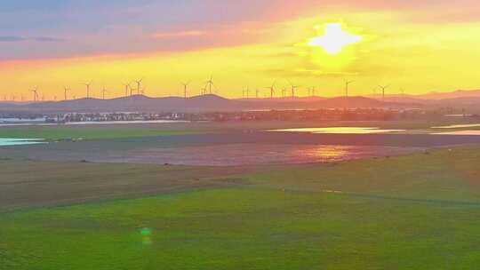 航拍 夕阳下的草原风电场