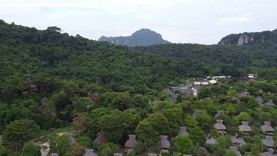 热带岛屿上平房的无人机镜头