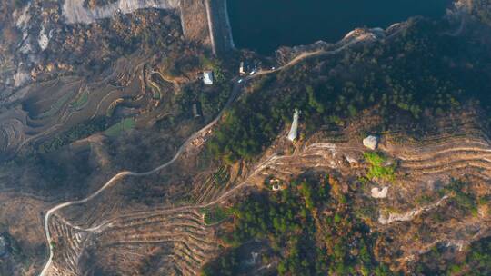 绕山土路旁梯田航拍