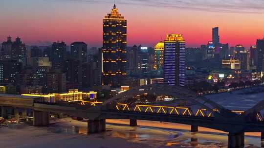 中国黑龙江哈尔滨松花江滨洲铁路桥夜景航拍
