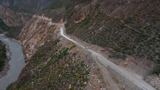 4k西藏丙察察山路视频航拍藏区艰险沿江土路视频素材模板下载